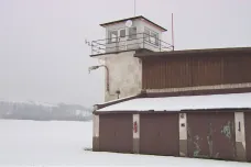 Horské letiště ve Vrchlabí chátrá kvůli sporu akcionářů. Hangáru hrozí zřícení pod sněhem