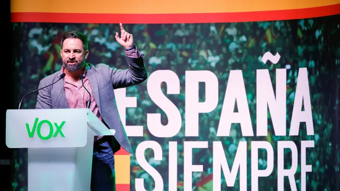 Šéf strany Vox Santiago Abascal s volebním heslem Španělsko navždy