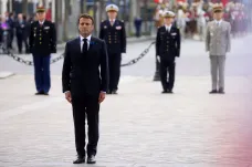 Macron připomněl konec druhé světové války. Kvůli omezením byl bulvár v Paříži téměř prázdný