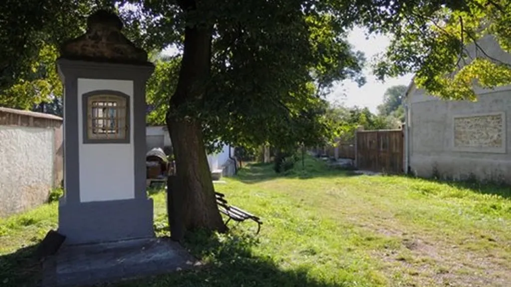 Opravená kaplička v Košticích