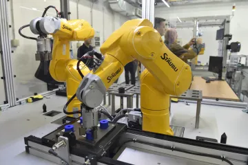 Jako v továrně. Studenti Univerzity Tomáši Bati se učí pracovat s výrobními roboty