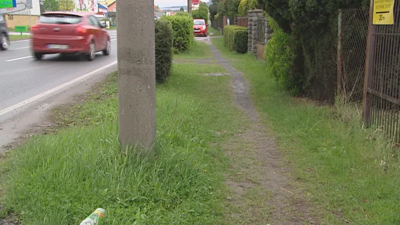 Podle silnice vede v obci jen vyšlapaná cesta