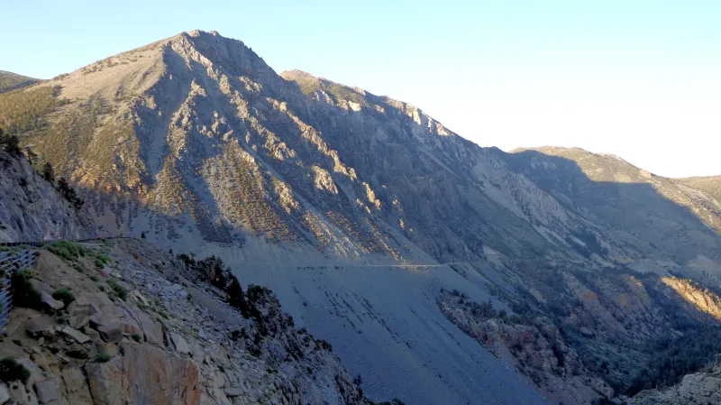 Průsmyk Tioga Pass vedoucí do Yosemitského národního parku