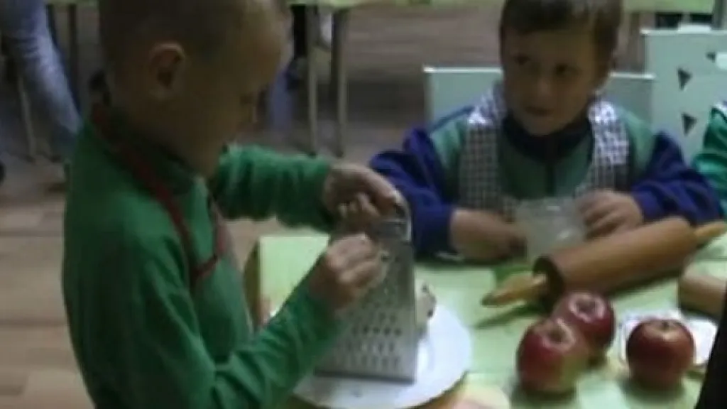 Prvňáčci strouhají jablka na závin