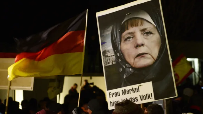 Angelu Merkelovou vyobrazuje jako muslimku Pegida