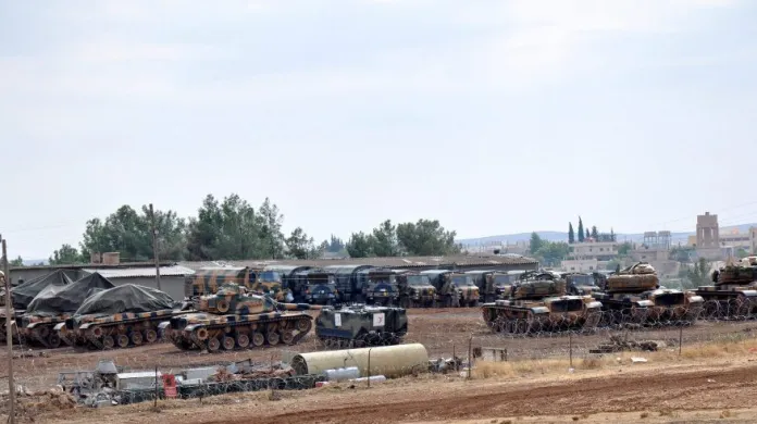 Turecké tanky na základně ve městě Suruc poblíž syrsko-turecké hranice