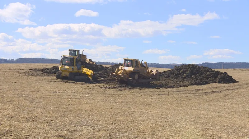 V březnu už Karsit zahájil stavbu archeologickým průzkumem
