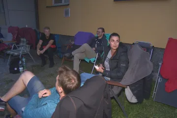 Lidé ve Žďáru nad Sázavou kempují před radnicí. Město slíbilo prodat parcely těm nejrychlejším