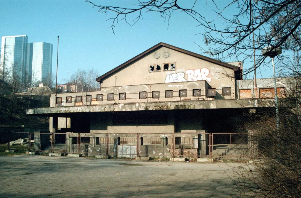 Budova bývalého divadla v Nuslích v únoru 1995, v roce vzniku Nadace Fidlovačka. Tři roky místo původně plánovaných pěti trvala rekonstrukce zchátralého objektu a jeho přeměna v Divadlo Na Fidlovačce, které obnovilo slavnostně svoji činnost 28. října