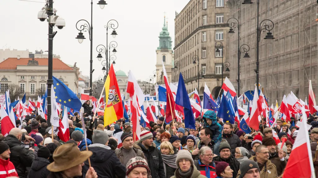 Desítky tisíc protivládních demonstrantů v ulicích Varšavy