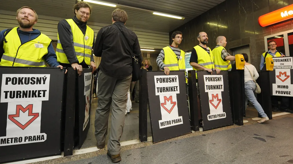 Happening proti turniketům v metru