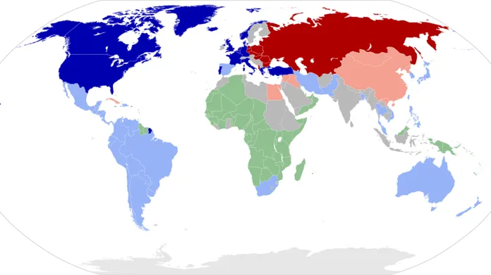 Svět 1959. Modře NATO a spojenci, červeně Varšavská smlouva a spojenci, zeleně kolonie, šedě neutrální státy