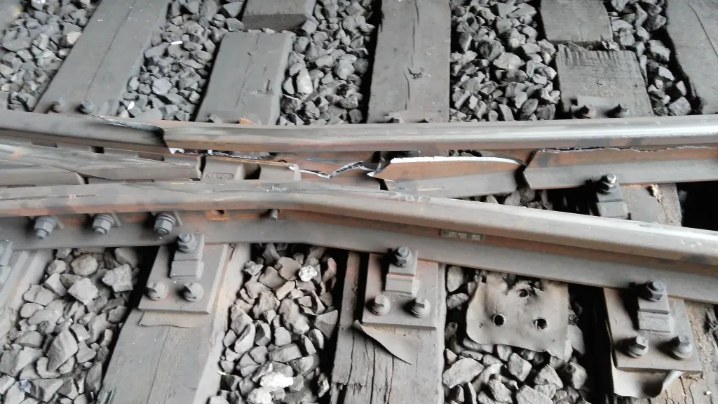 Poškozené koleje v tunelu mezi pražským hlavním a vršovickým nádražím