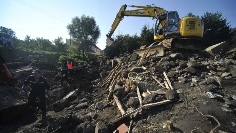 Sutiny po pádu mostu. Archivní foto