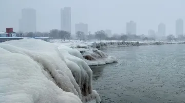 Zamrzlá promenáda North Avenue Beach podél břehu jezera Michigan