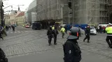Výbuch zkomplikoval dopravu v centru Prahy