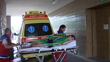 Převoz pacienta záchranáři