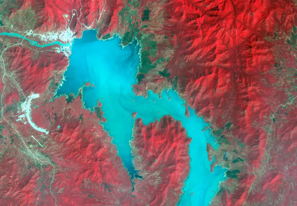 Modrý Nil na širokospektrém snímku ukazuje Velkou přehradu etiopského znovuzrození na hranici mezi Súdánem a Etiopií