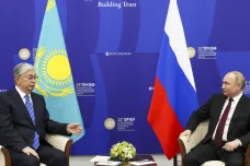 Kazachstán obezřetně balancuje. Snaží se mírnit dopady ruské agrese, přímé kritice Moskvy se ale vyhýbá