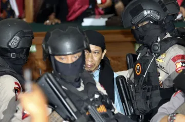 Radikální indonéský duchovní spojovaný s Islámským státem dostal trest smrti. Soud hlídaly stovky policistů