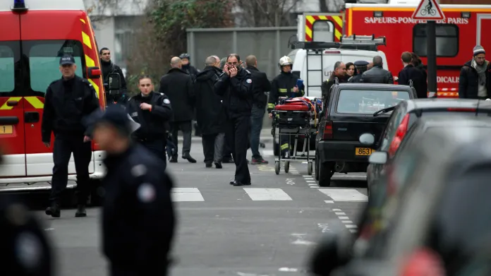 Záchranáři před redakcí Charlie Hebdo