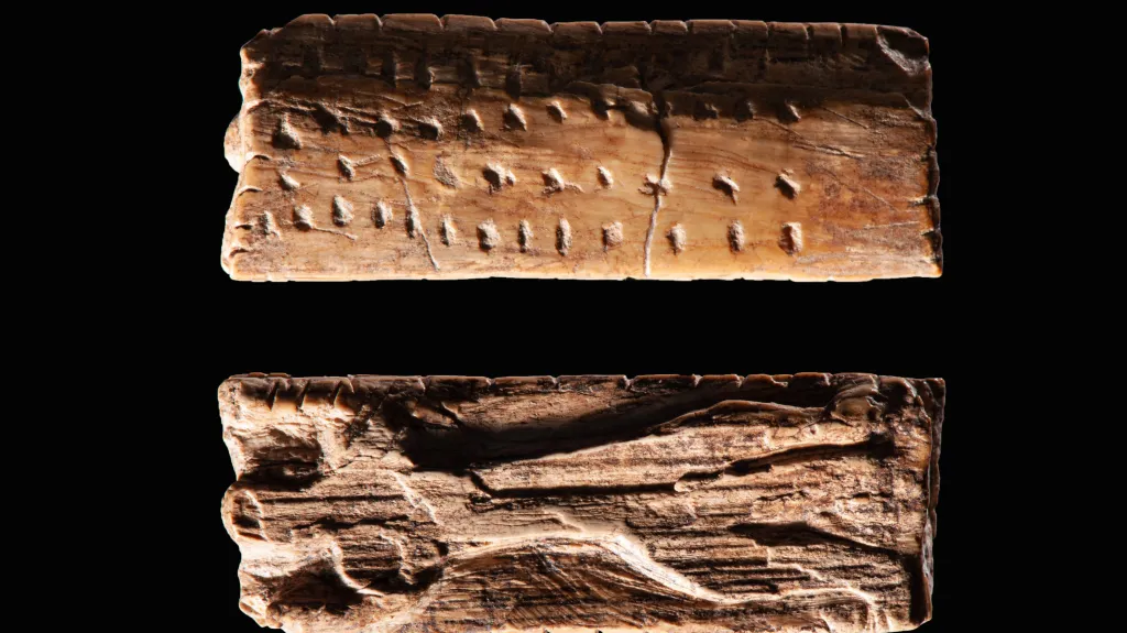 Artefakt známý jako Adorant. Z jedné strany zobrazuje postavu s lidskými rysy, na druhé straně je systém značek