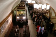 Porucha moskevského metra uvěznila cestující na několik hodin v tunelu. Starší lidé kolabovali