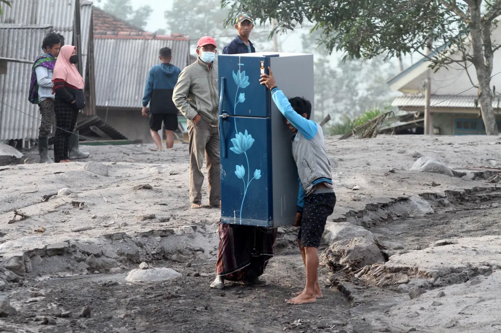 Indonéská sopka zasypala své okolí popelem