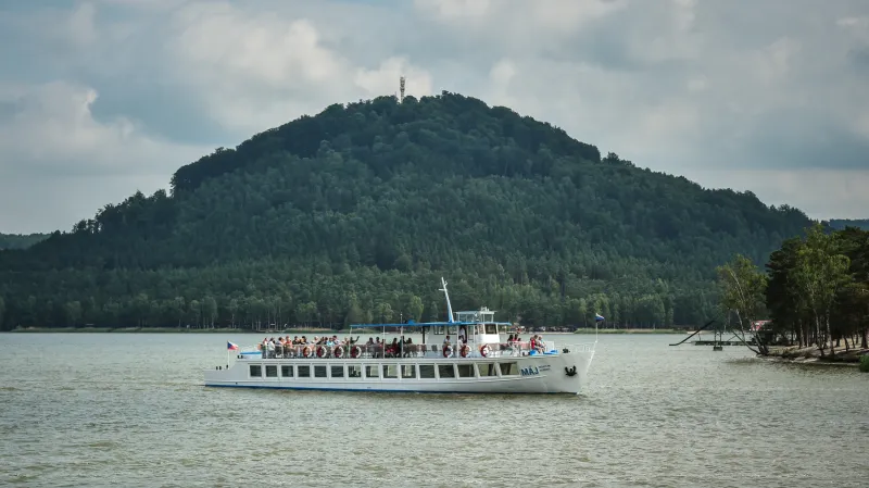 Lodě znovu vyplouvají na Máchovo jezero