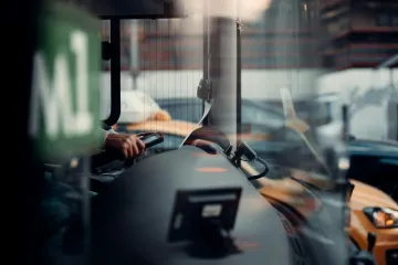 Nejméně šest lidí zahynulo při požáru autobusu ve Švýcarsku, uvádí média