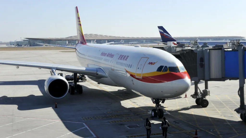 Letadlo společnosti Hainan Airlines na letišti v Pekingu