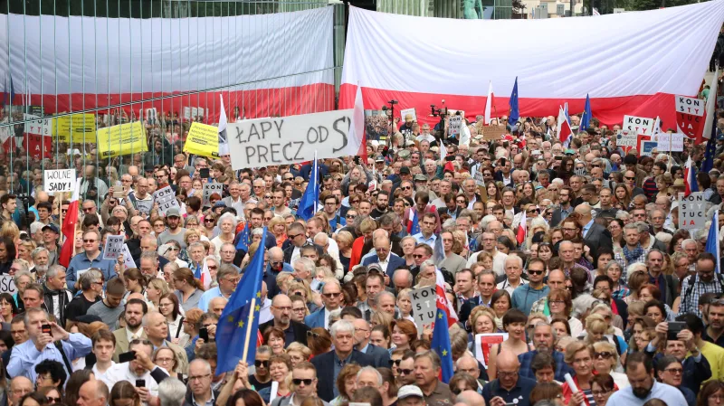 Protest před budovou polského nejvyššího soudu