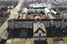 Věznici v Uherském Hradišti začali vyklízet dělníci. Budoucí muzeum v ní připomene krutosti komunistů
