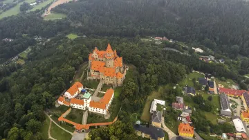 Pohled na hrad Bouzov z paluby horkovzdušného balonu