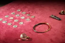 „Okradli jste britskou veřejnost.“ Soud potrestal mnohaletým vězením hledače pokladů, kteří zatajili mince a šperky z doby vikinské invaze