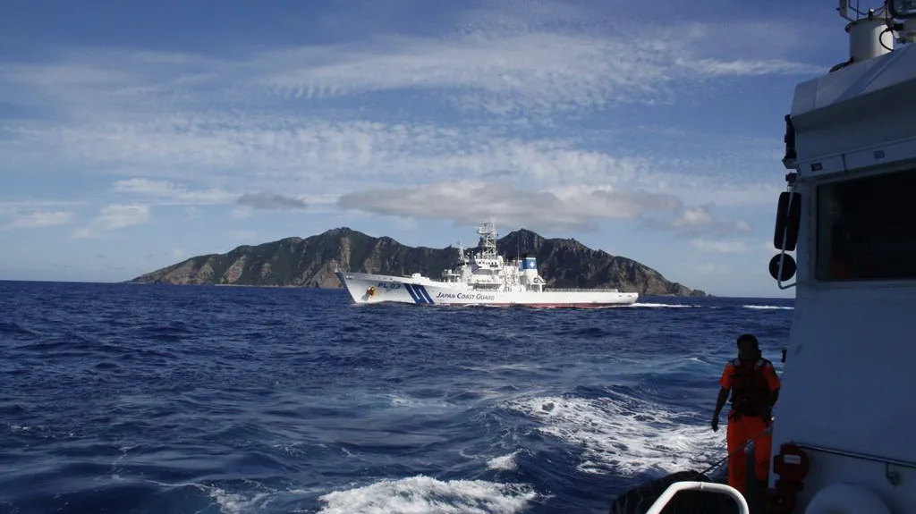 Loď pobřežní stráže (vpravo) chránící tchajwanské rybářské lodě před obtěžováním japonskou stráží (vlevo)