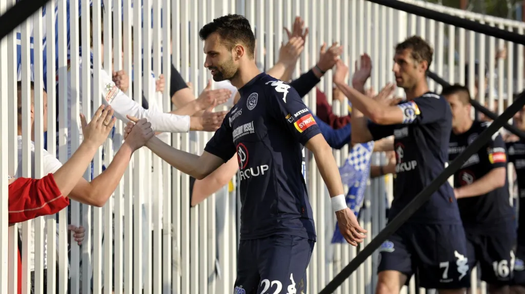 Hráči Slovácka slaví tři body s fanoušky