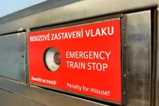 Při pádu do kolejiště může metro zastavit tlačítko. Málokdo to ví