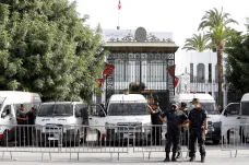 Odvolaný tuniský premiér předá odpovědnost nástupci, šéf největší parlamentní strany vyzývá ke klidu