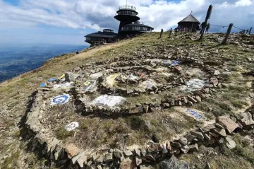Vandal nevratně poškodil Krkonoše. Za řetězy na vrcholu Sněžky vyskládal z kamenů mandalu