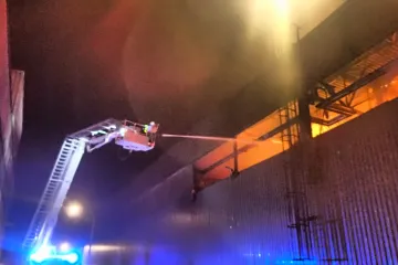 V Břidličné hořela výrobní linka a střecha haly, škoda je asi dvě stě milionů korun