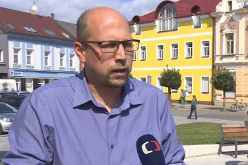 Politici měli v materiálech pro prvňáky své fotky či úvodní slova. Radnice v Náchodě krajský dar odmítla