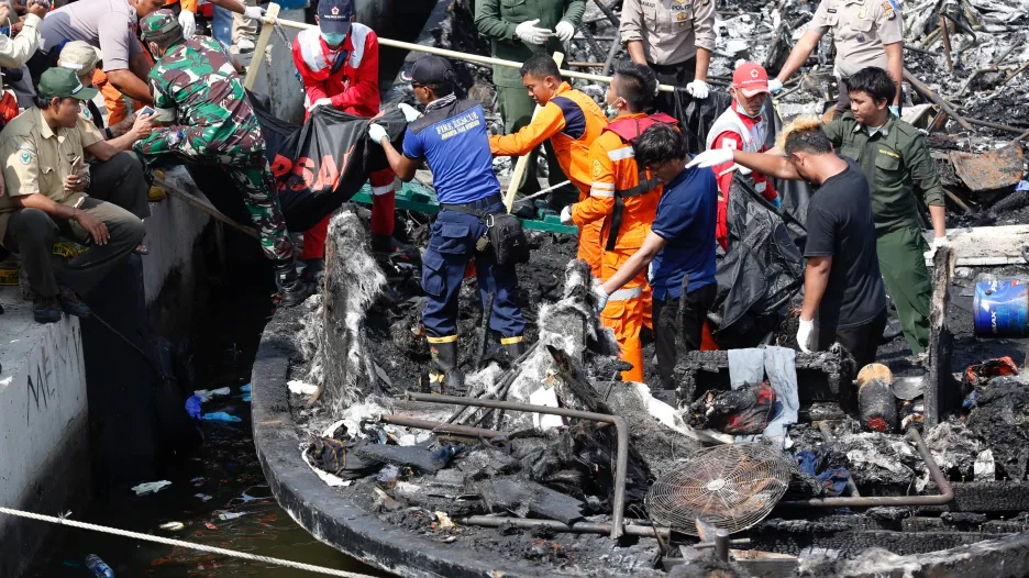 Záchranáři prohledávají vrak indonéského trajektu