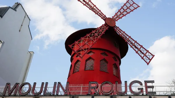 V Paříži se zřítily lopatky mlýna na kabaretu Moulin Rouge