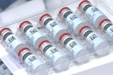 Pandemie ve světě: Firma Johnson & Johnson zahájila dodávky vakcín do zemí EU