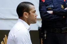 Alvesův případ znásilnění vyvolal ve Španělsku kritiku. Soud fotbalistovi povolil propuštění na kauci