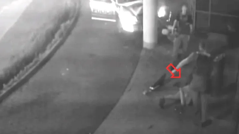 Policista do ležícího řidiče kopl