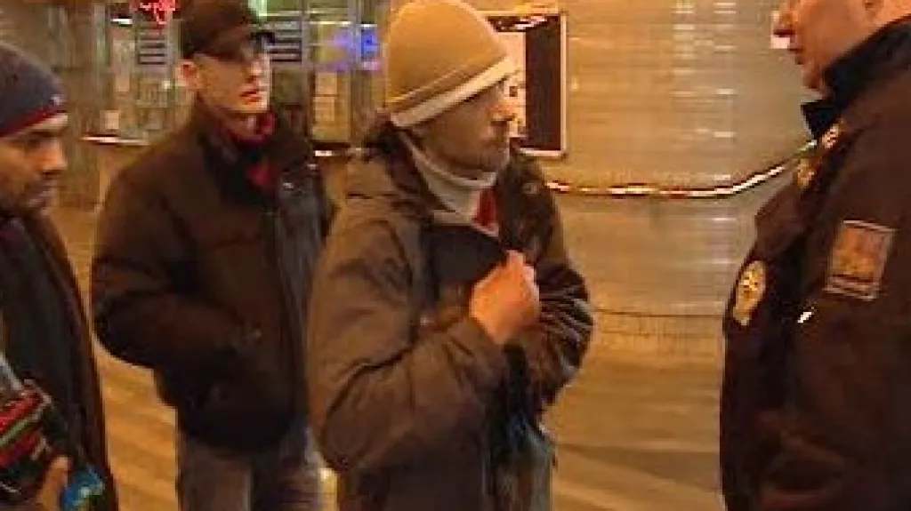 Policisté kontrolují cozince