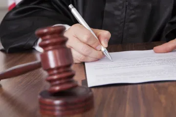 Bývalý ředitel krajských silničářů padělal diplom. Podle soudu má zaplatit 100 tisíc korun