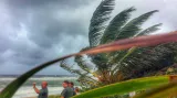 Lidé v Palm County na Floridě si fotí hurikán